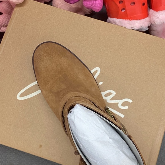 Free Shipping!!!Suede side-zip boots with rounded front. - Picture 2 of 4